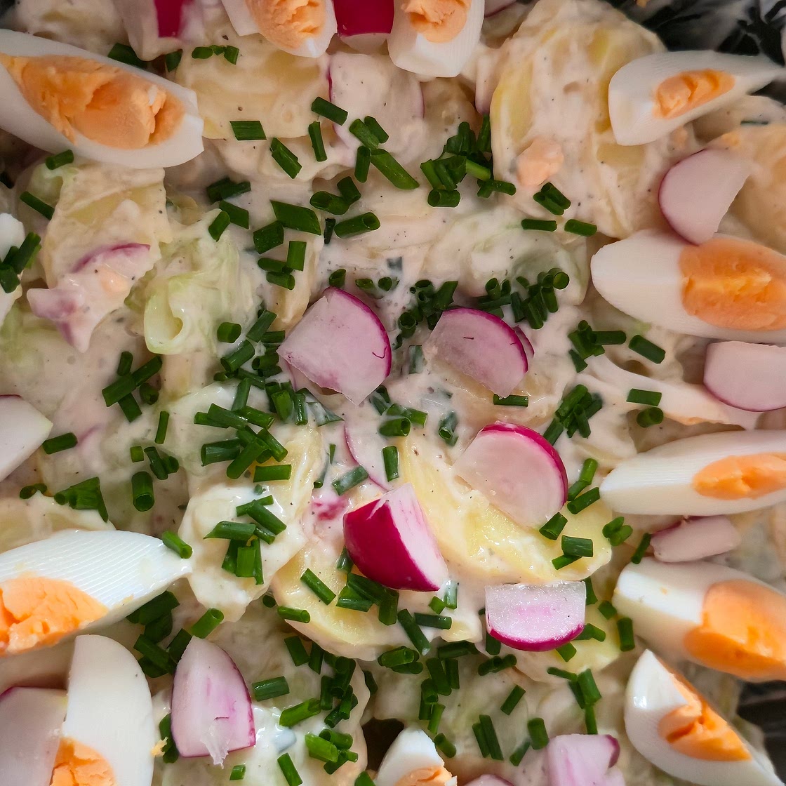 Kartoffelsalat mit Mayo und Salatgurke