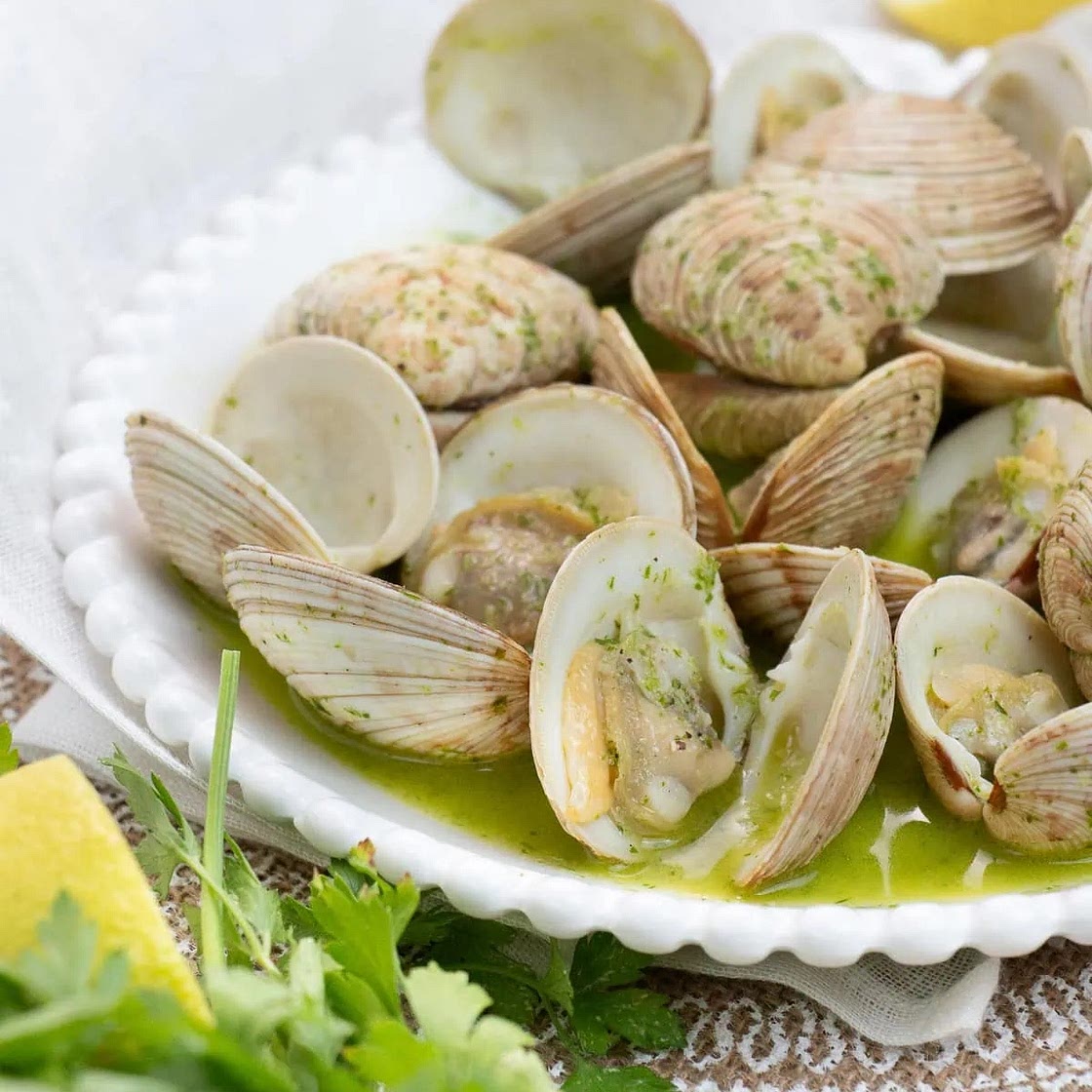 Almejas En Salsa Verde (Spanish Garlicky Clams)