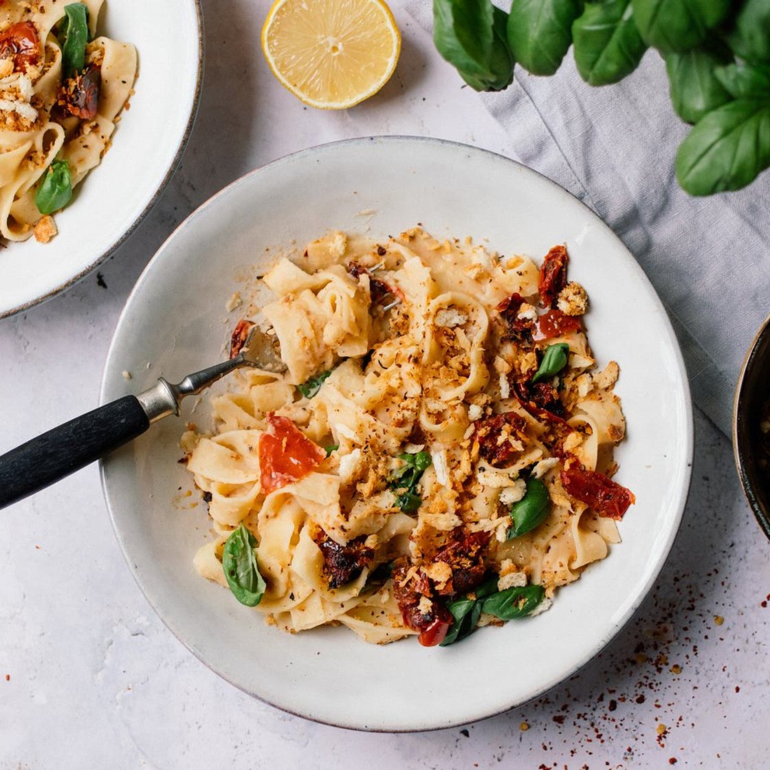 Pasta mit cremiger Soße aus weißen Bohnen und knusprigem Panko-Topping