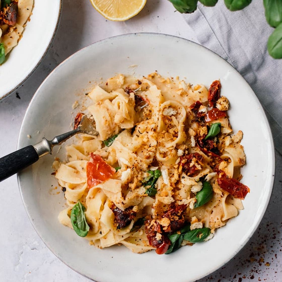Pasta mit cremiger Soße aus weißen Bohnen und knusprigem Panko-Topping