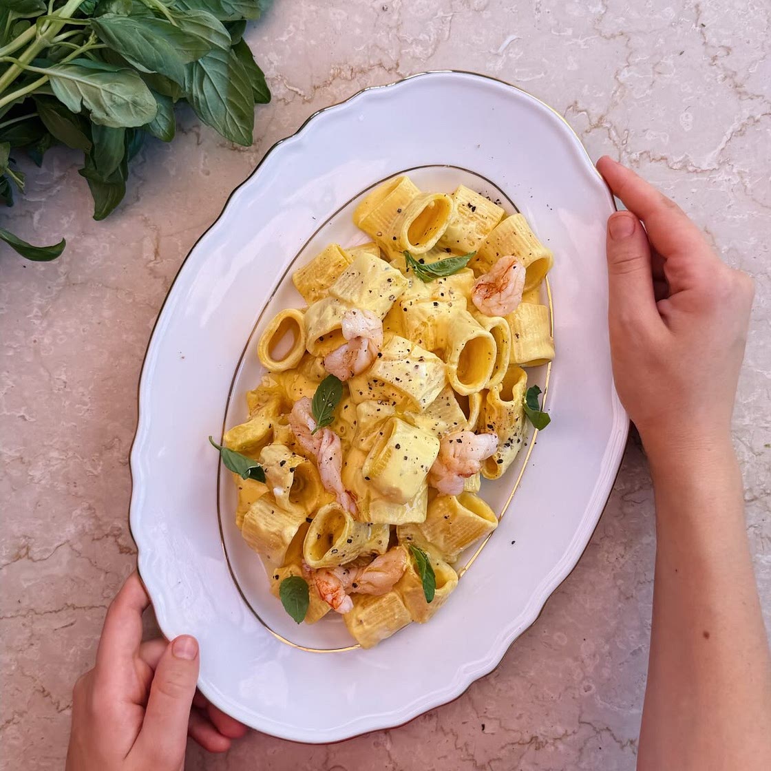 Pasta CREMA DI ZAFFERANO E GAMBERI 🦐💛 Ad agosto, una buona pasta coi gamberi rientra tra le gioie della vita e per rimanere tale deve anche essere “zero sbatti”, ma non per questo banale ✨ Questa versione, pronta nel tempo di cottura