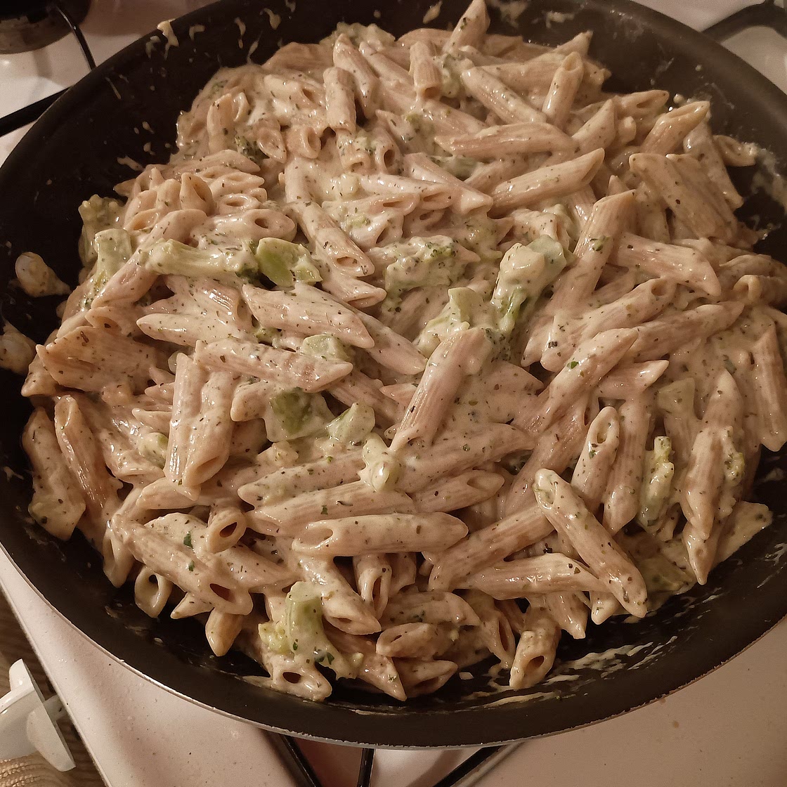 Easy Cheesey Garlic Broccoli Pasta