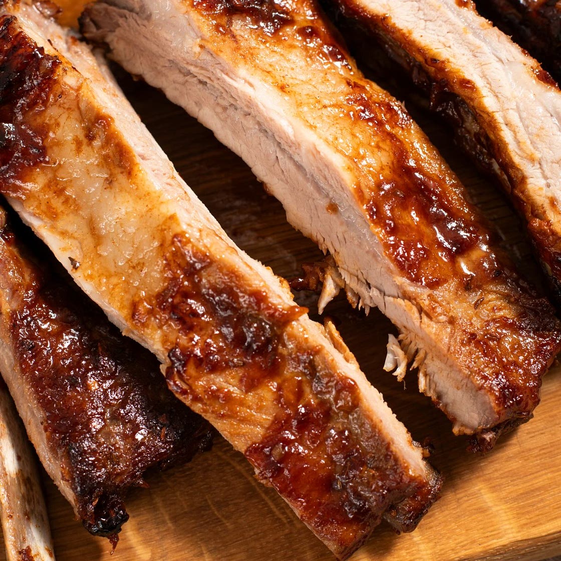 COSTINE molto più buone al FORNO che sulla griglia? 😱 Forse no.. ma questa versione BBQ di sebastianfitarau è davvero pazzesca 🍖☀️ E tu, sei tema costine al naturale o marinate? Facci sapere nei commenti 👇 Ingredienti per 4 persone: Ingredienti: 2 kg di