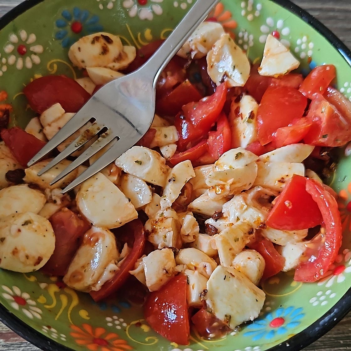 Mozarella met tomaat en crispy chilly oil