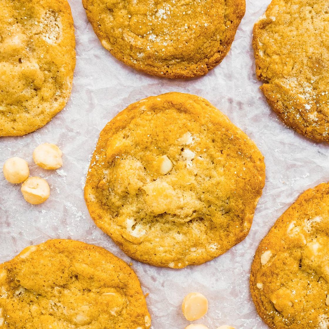 Vegane Kekse mit weißer Schokolade & Macadamia