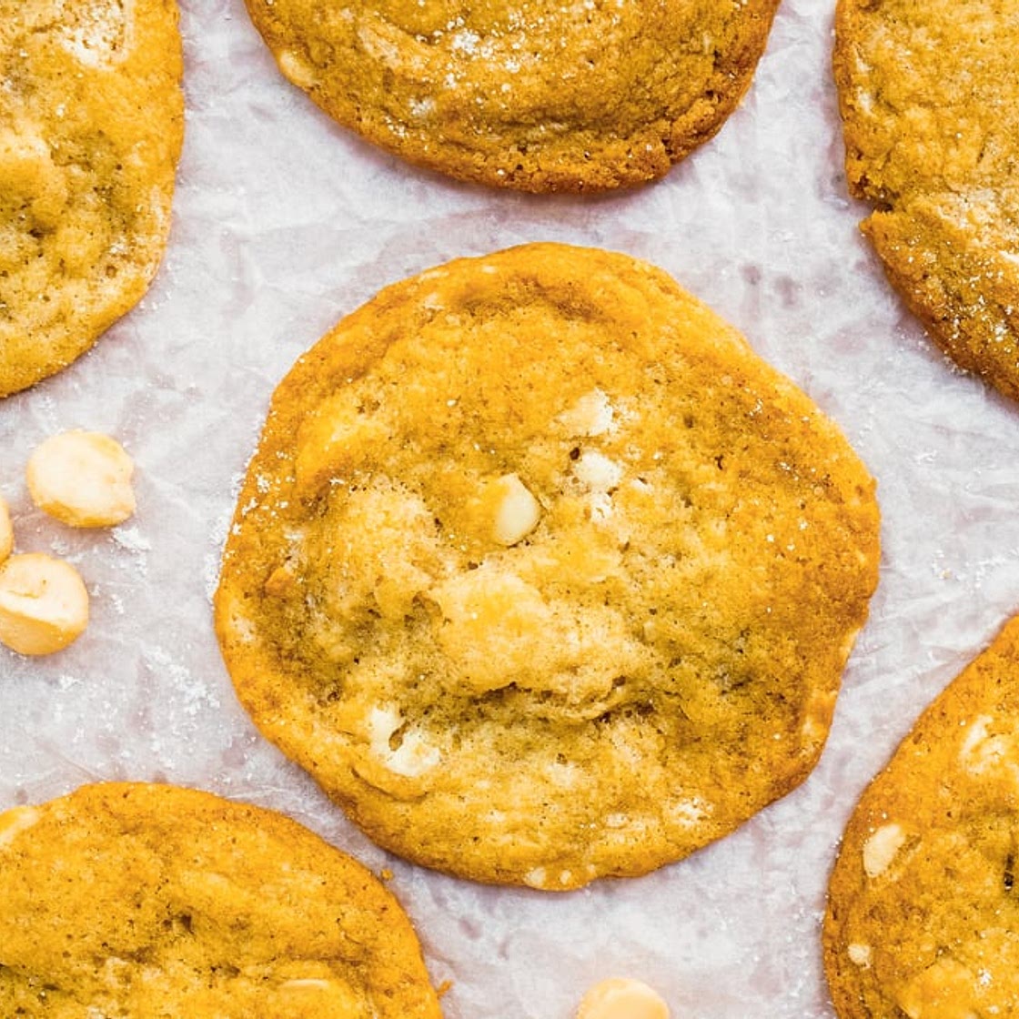 Vegane Kekse mit weißer Schokolade & Macadamia