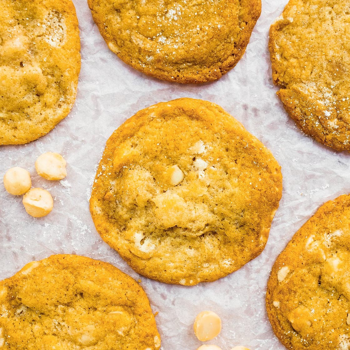 Vegane Kekse mit weißer Schokolade & Macadamia