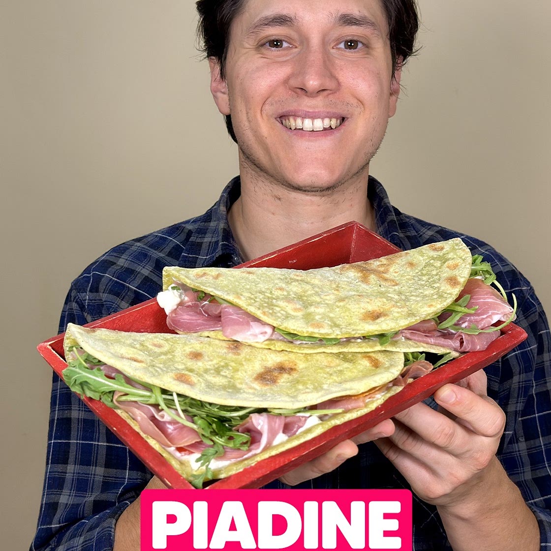 PIADINE ALLE ZUCCHINE di Michele non vorrai più tornare indietro 🫓 🥒🤤 Prepararle è più semplice di quanto pensi, sono SENZA UOVA e le cuoci direttamente in padella! 😍 Tu come le farciresti? 😋 👉INGREDIENTI Per circa 7 piadine da 1