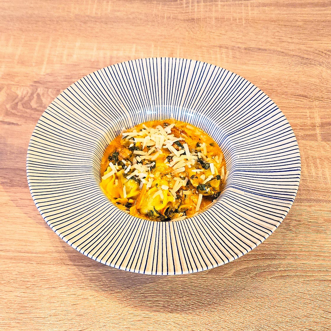 Tortelloni, saucisse & sauce crémeuse