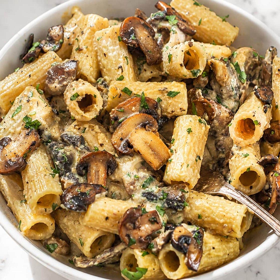 Creamy Hummus Pasta (With Mushrooms)
