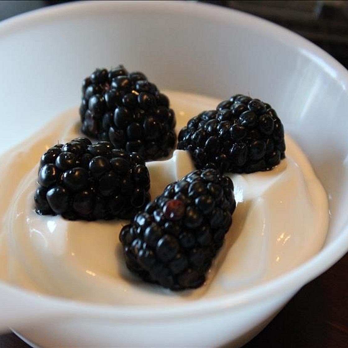 Plain Yogurt with Blackberries