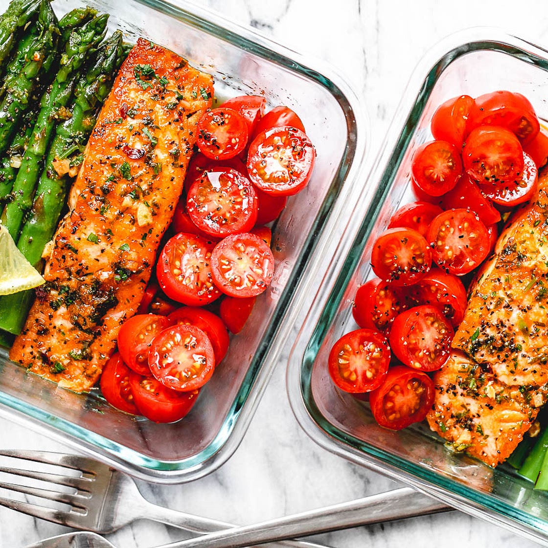 Baked Salmon in Foil with Asparagus and Lemon Garlic Butter Sauce