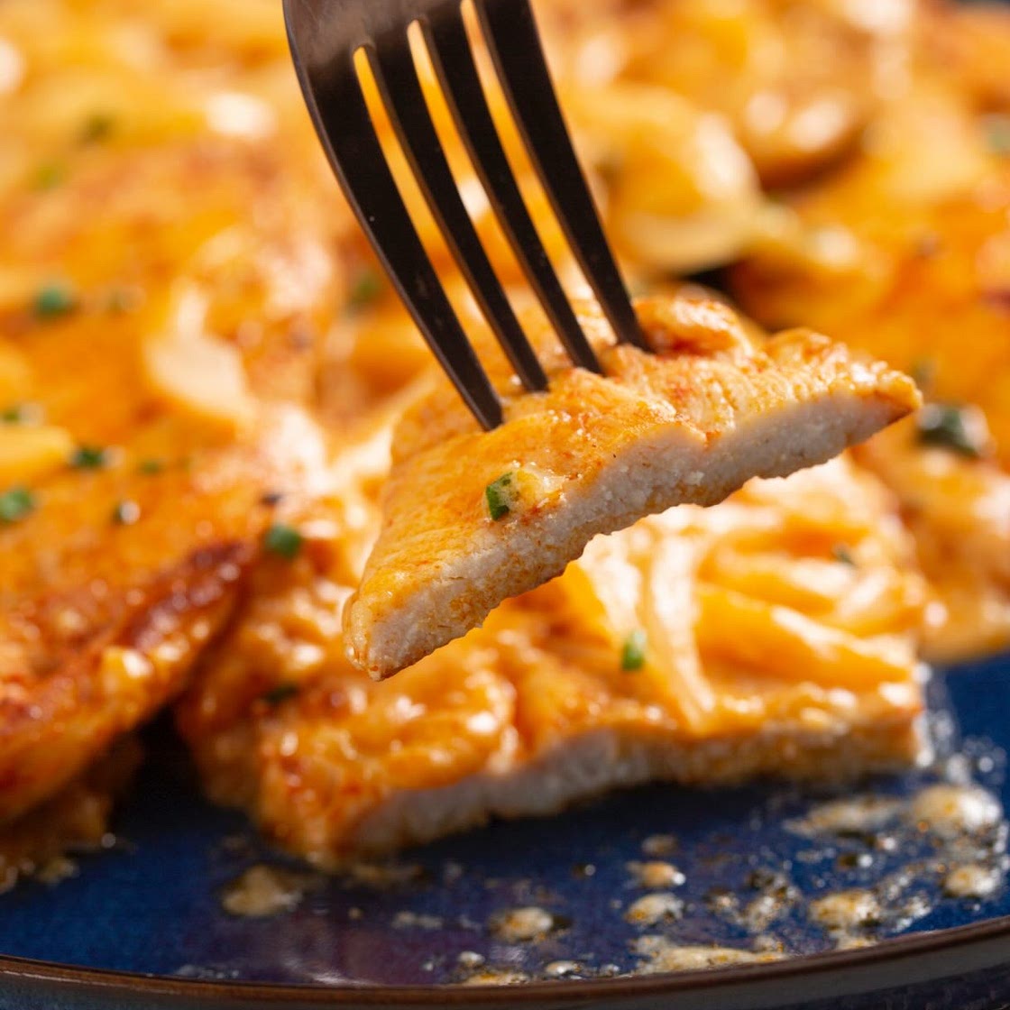 Il solito petto di pollo? Con paprika, cipolle e una cremina fatta direttamente in padella cambia tutta la cena. 🌶️🍗 Prima speziato, poi rosolato nel burro e infine avvolto da latte e cipolle morbide: un salvacena cremoso e senza complicazioni. ✨ E voi l