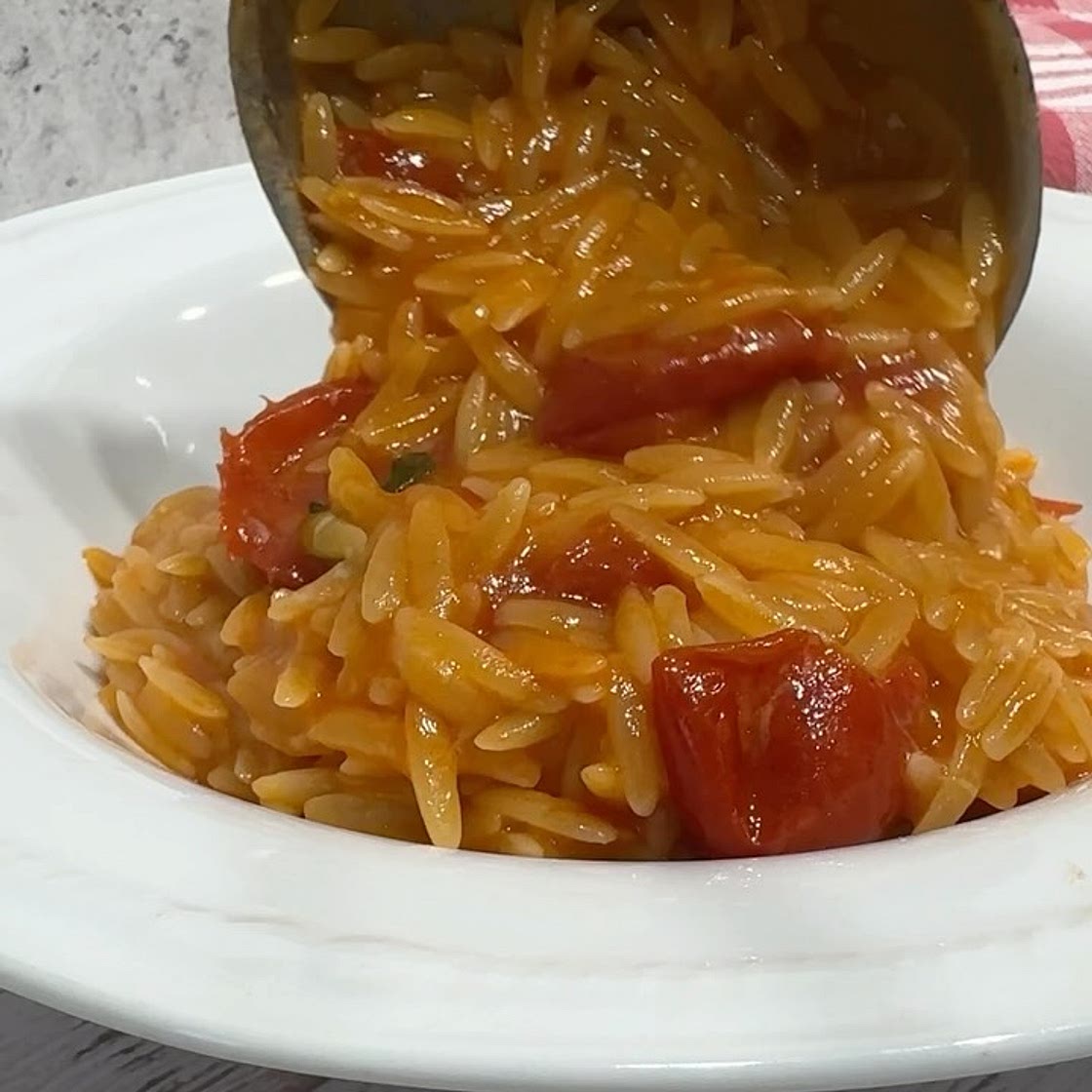 La rosamarina al pomodoro fresco è un primo piatto napoletano semplice, cremoso e avvolgente, pronto in una sola pentola e in meno di 20 minuti! ❤️ 👉 Guarda il Reel e scopri quanto è facile prepararla! INGREDIENTI X 3 p