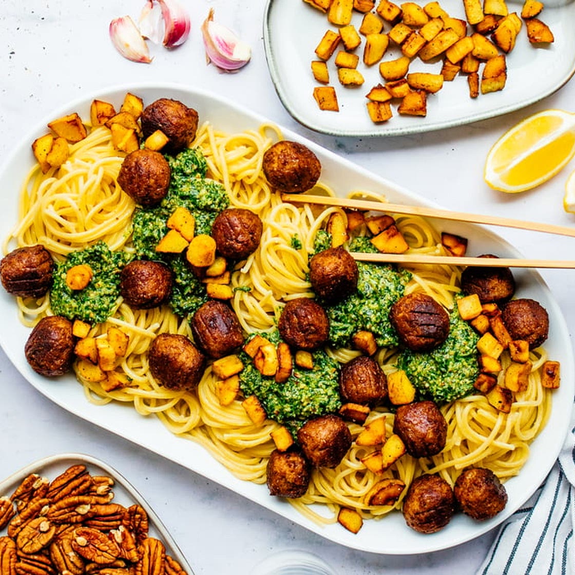 Spaghetti mit Rucola-Pesto, pflanzlichen Bällchen & knusprigen Pastinakenstückchen