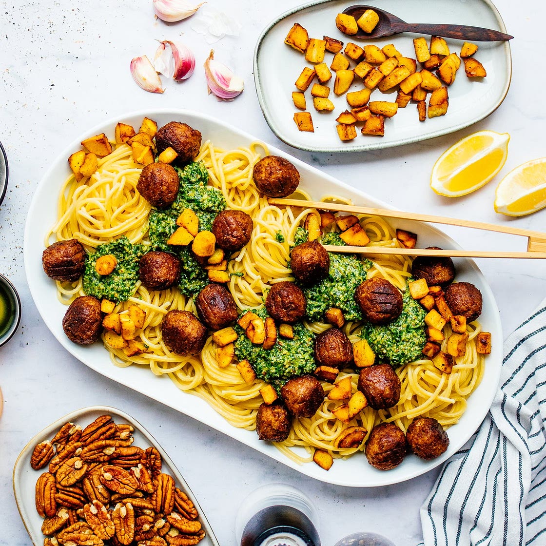 Spaghetti mit Rucola-Pesto, pflanzlichen Bällchen & knusprigen Pastinakenstückchen