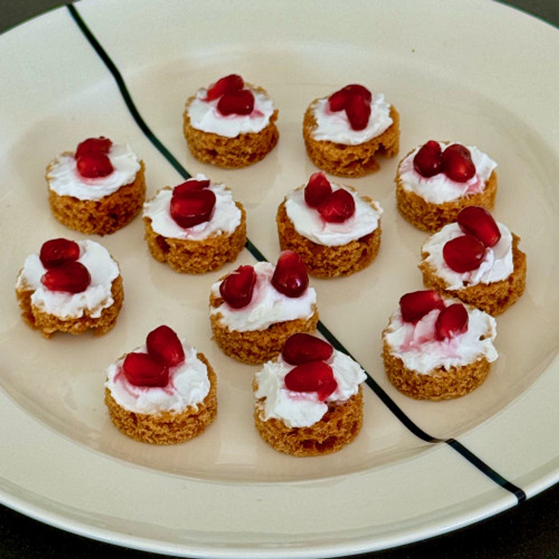 Gingerbread rounds with goat cheese and pomegranate