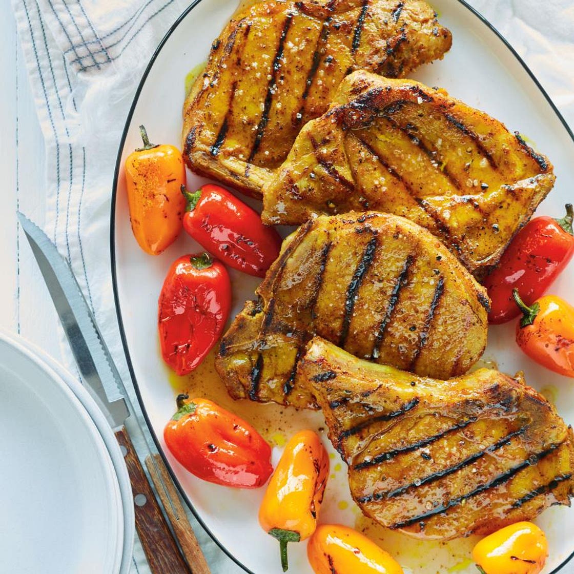 Côtelettes de porc grillées au curcuma et au miel