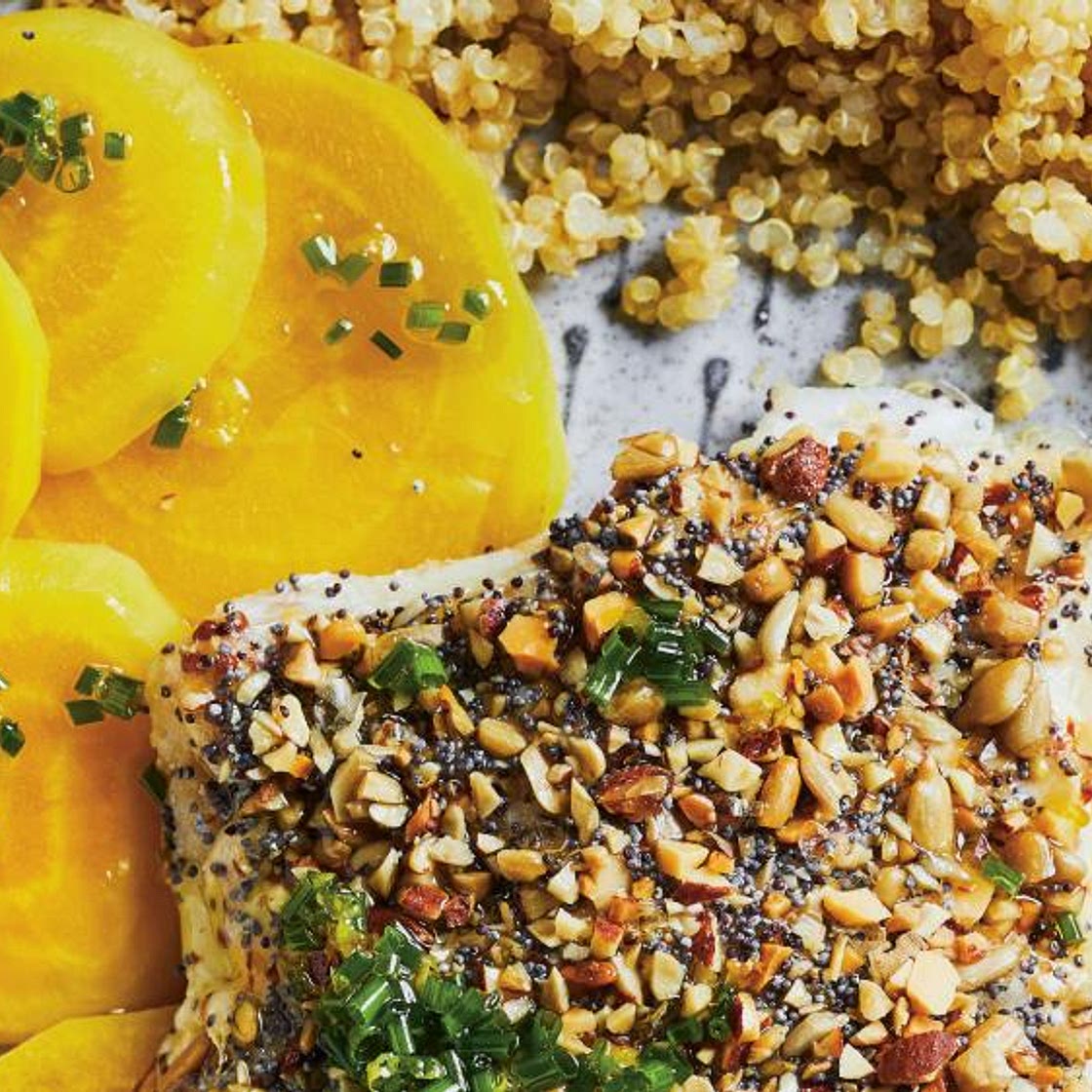 Poisson en croûte de noix, betteraves jaunes minute et huile de ciboulette