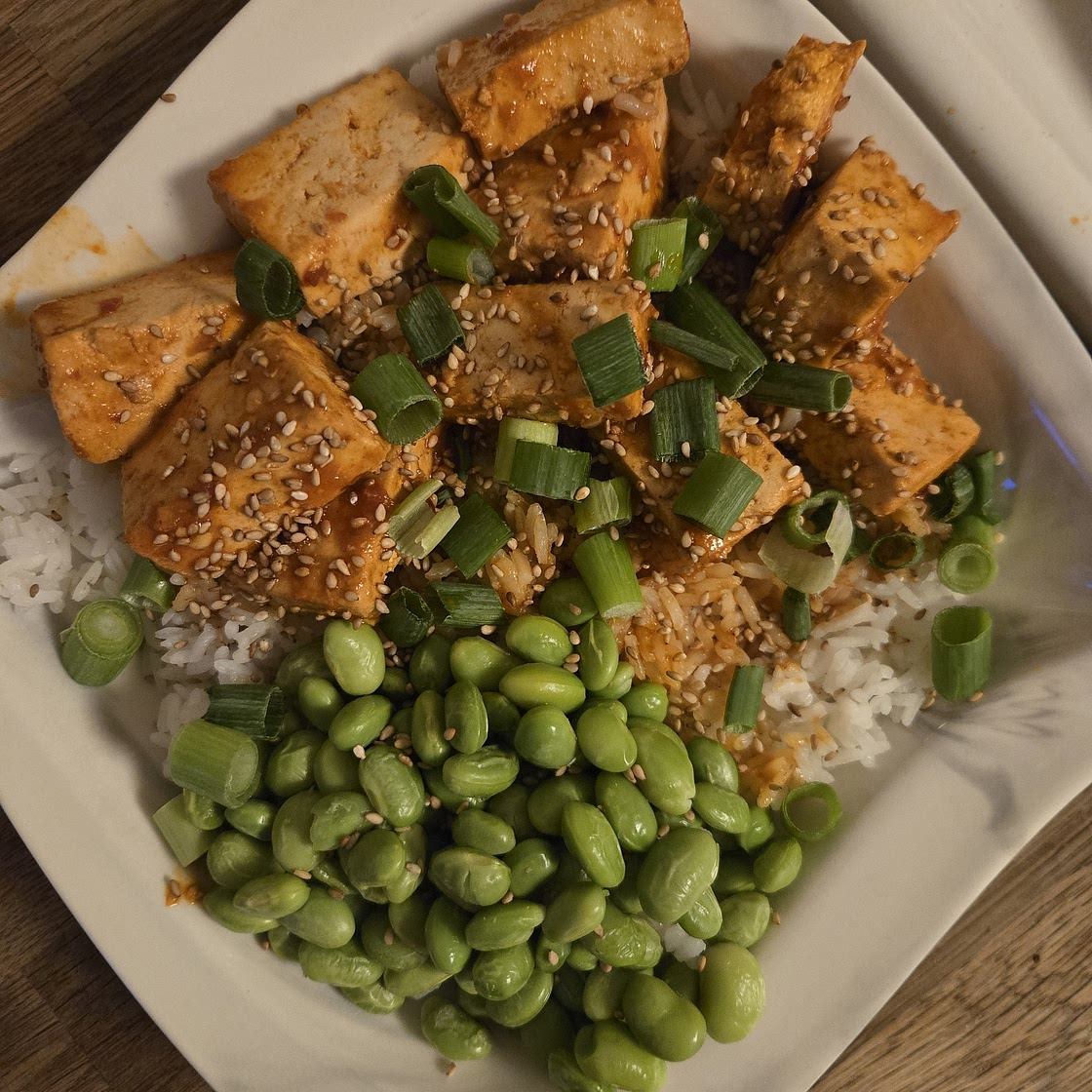 Spicy Sriracha Tofu Rice Bowls
