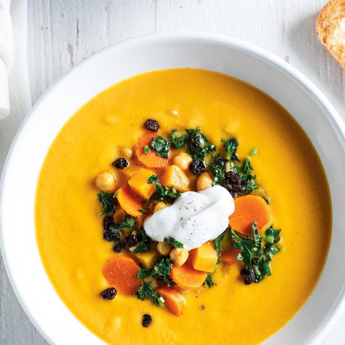 Soupe-repas aux légumes et aux pois chiches