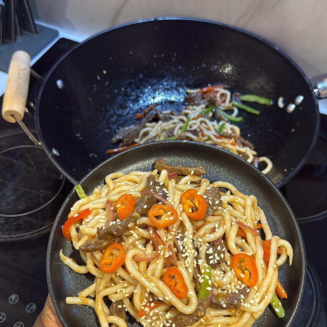 STICKY GARLIC BEEF UDON