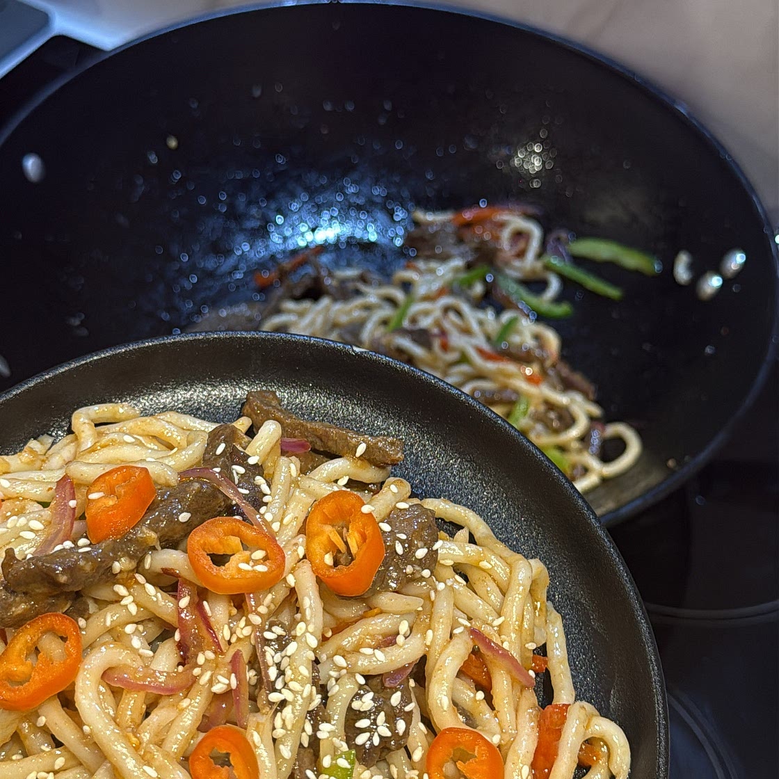 STICKY GARLIC BEEF UDON