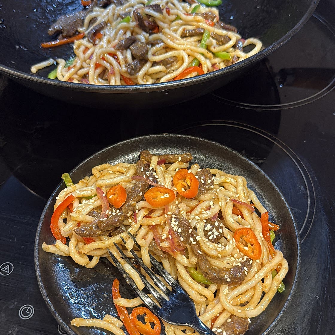 STICKY GARLIC BEEF UDON