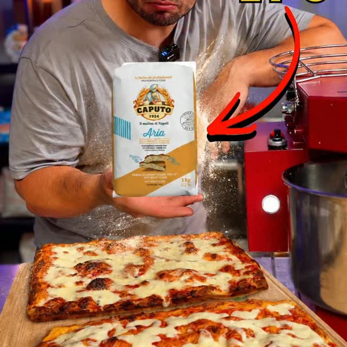 Pizza in teglia con farina aria Vuoi la ricetta? Gli ingredienti sono nel video (ti ho detto che non ripeto) Processo: Riposo fino a circa x2 in frigo per 16-20h Staglio panetti da 650g per una teglia 30x40 Pre-Cottura a 240 per 15-16 minuti Ingredienti sopra e vai con la seconda cottura