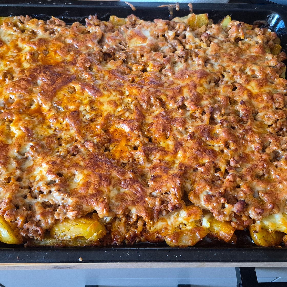Cartofi cu carne tocata la cuptor