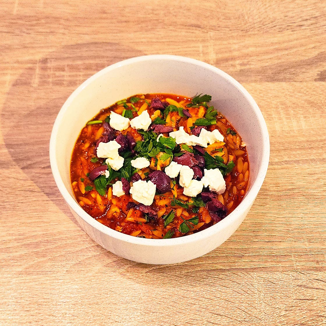 Orzo à la grecque, pignons de pin, feta & olives