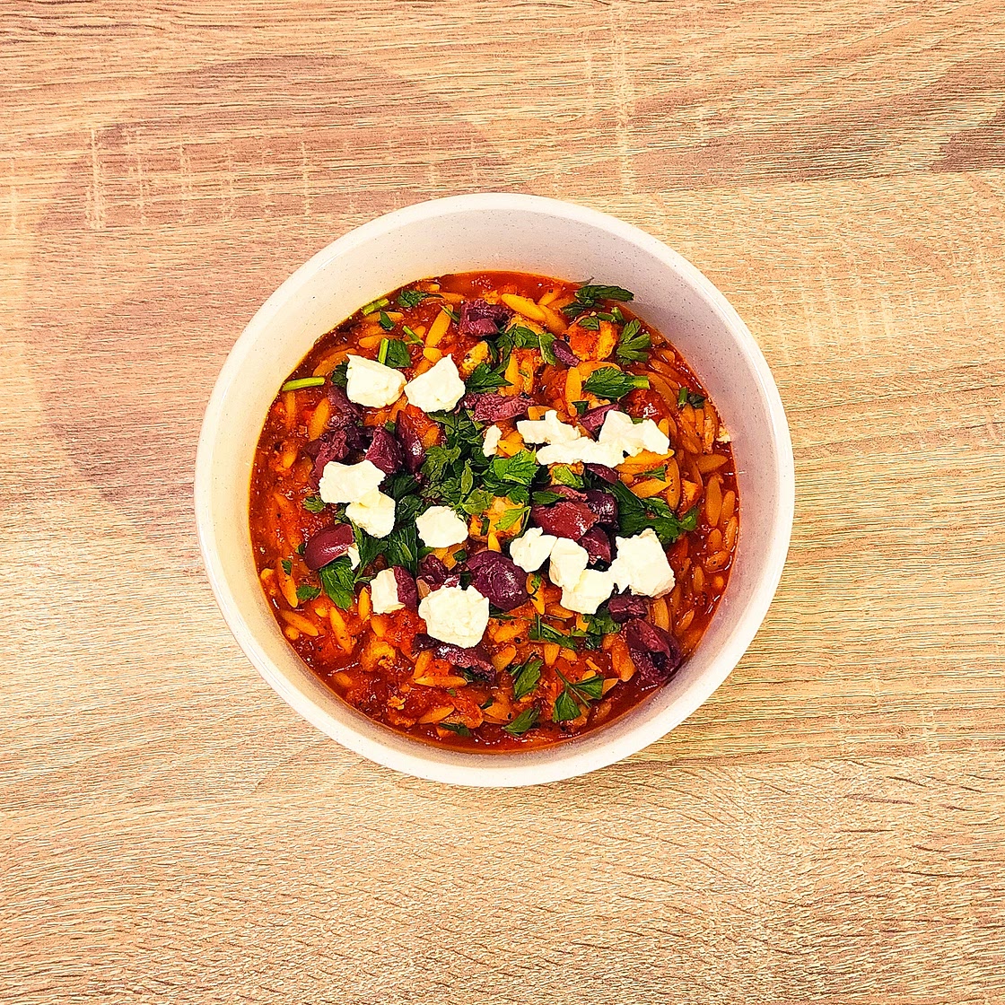 Orzo à la grecque, pignons de pin, feta & olives