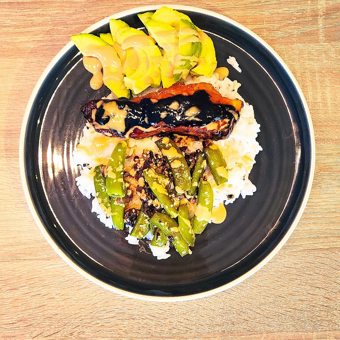 Saumon laqué au sésame, avocat & pois gourmands