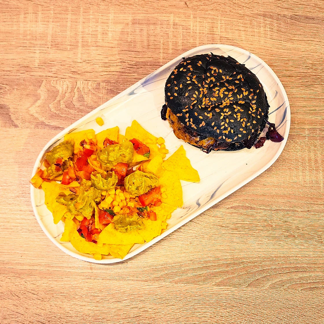 Cheeseburger & chips de tortilla garnies