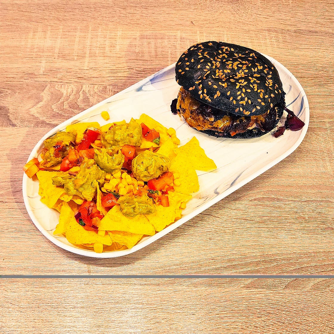 Cheeseburger & chips de tortilla garnies