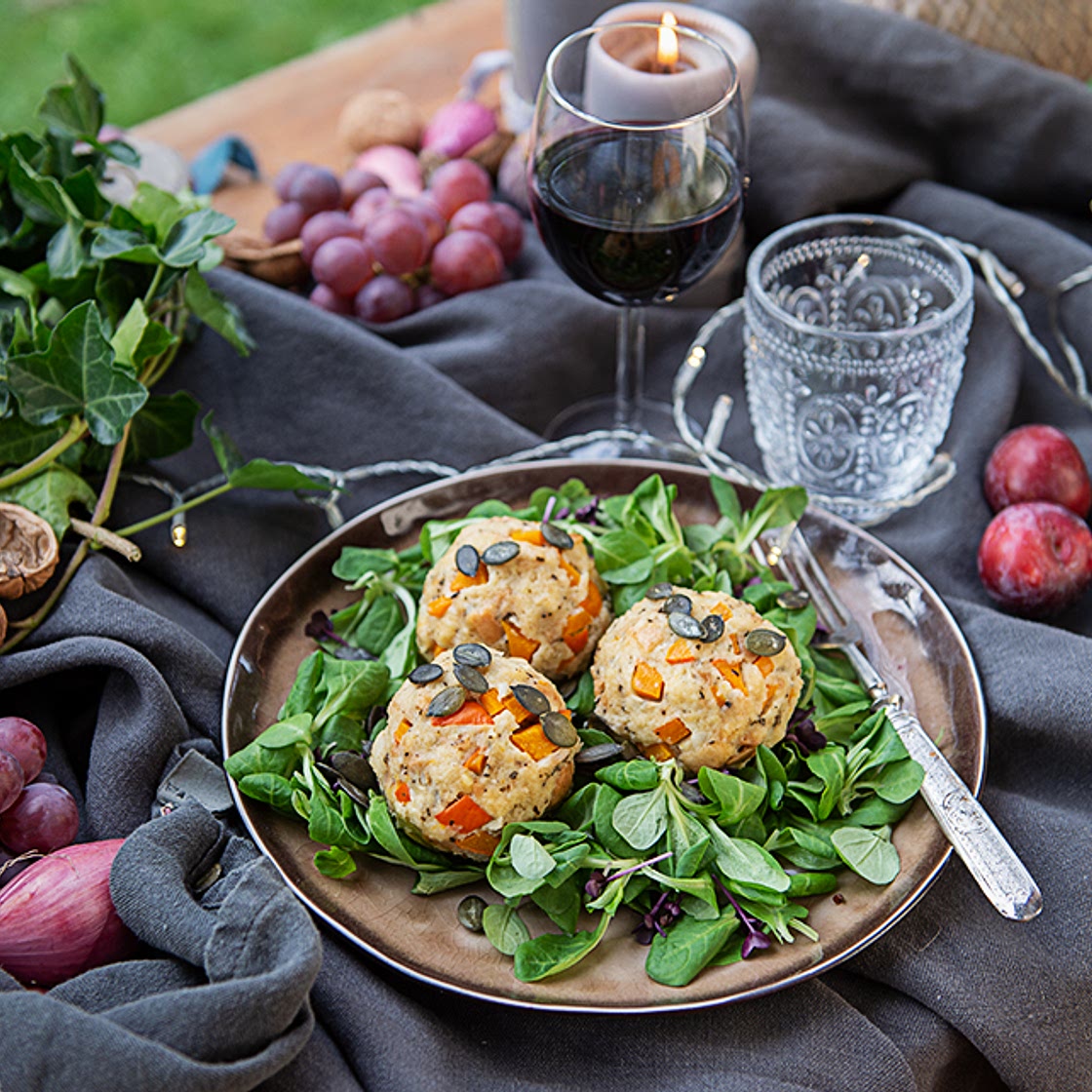 Kürbisknödel auf einem Herbstsalat