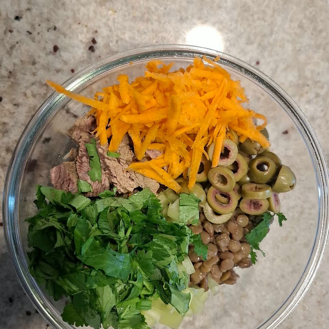 Salad with lean beef, lentils and vegetables