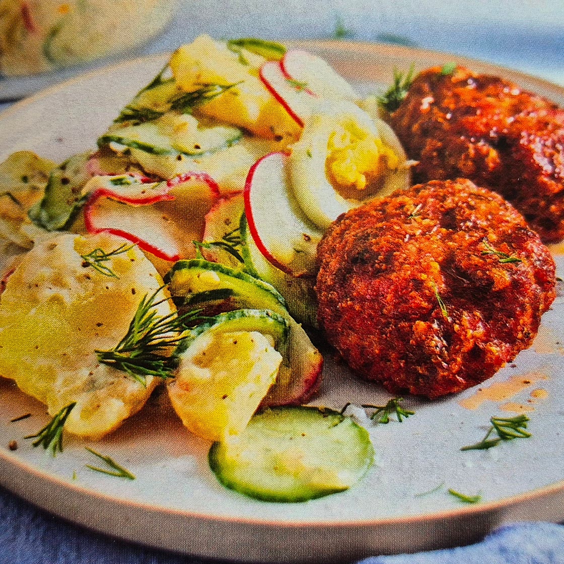 Apfel-Frikadellen zu Salat