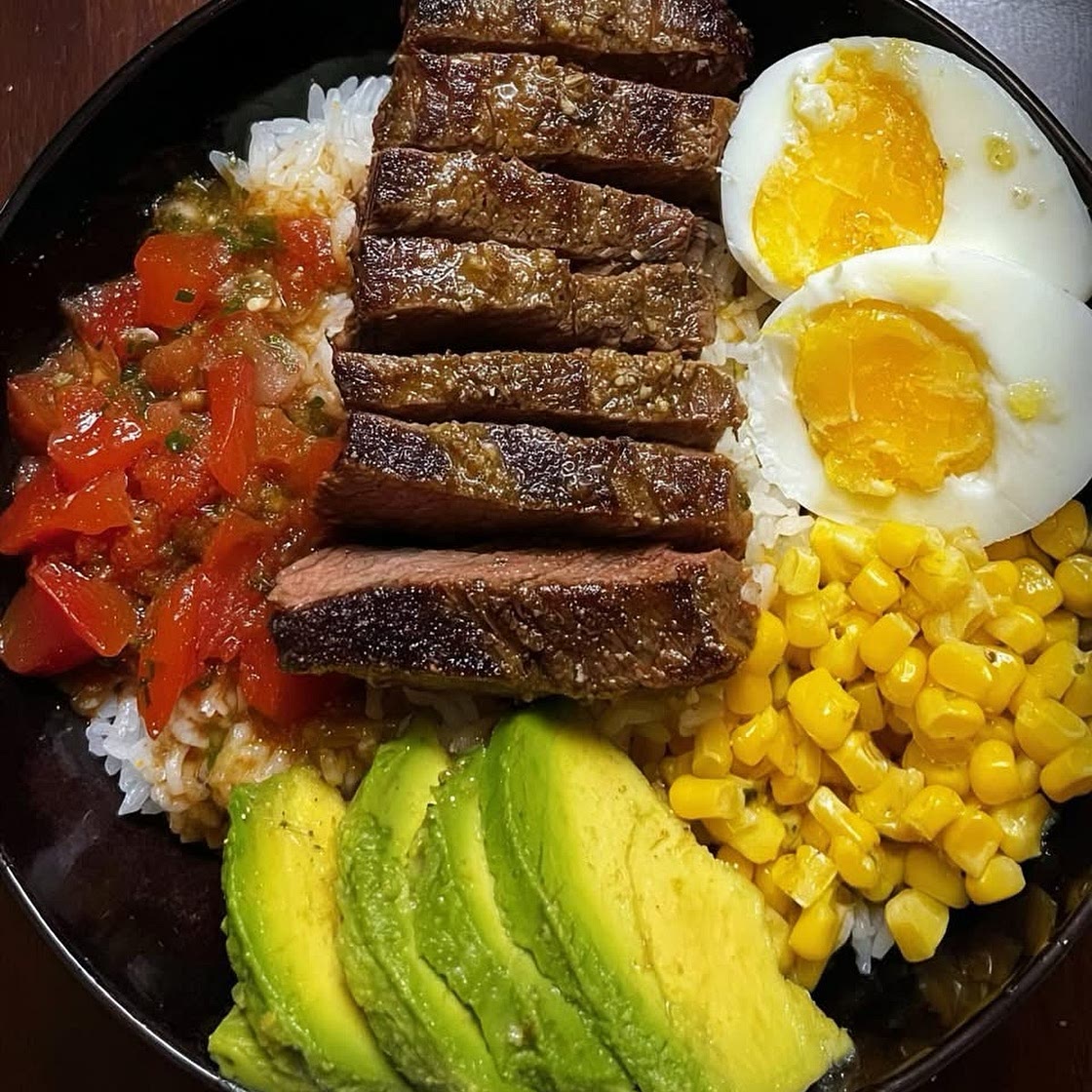 Juicy Garlic Butter Steak &amp; Rice Power Bowl with Avocado, Corn &amp; Fresh Salsa 🌽🍅 𝐈𝐧𝐠𝐫𝐞𝐝𝐢𝐞𝐧𝐭s 7 oz (200 g) boneless beef steak ½ cup cooked white rice ½ medium ripe avocado ½ cup sweet corn kernels 1 medium ripe tomato, diced 1 large egg