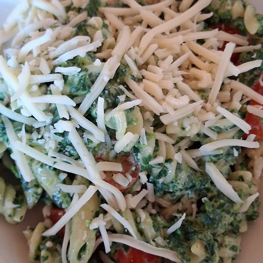 Pasta mit Rahmspinat-Frischkäse-Sauce und Tomaten