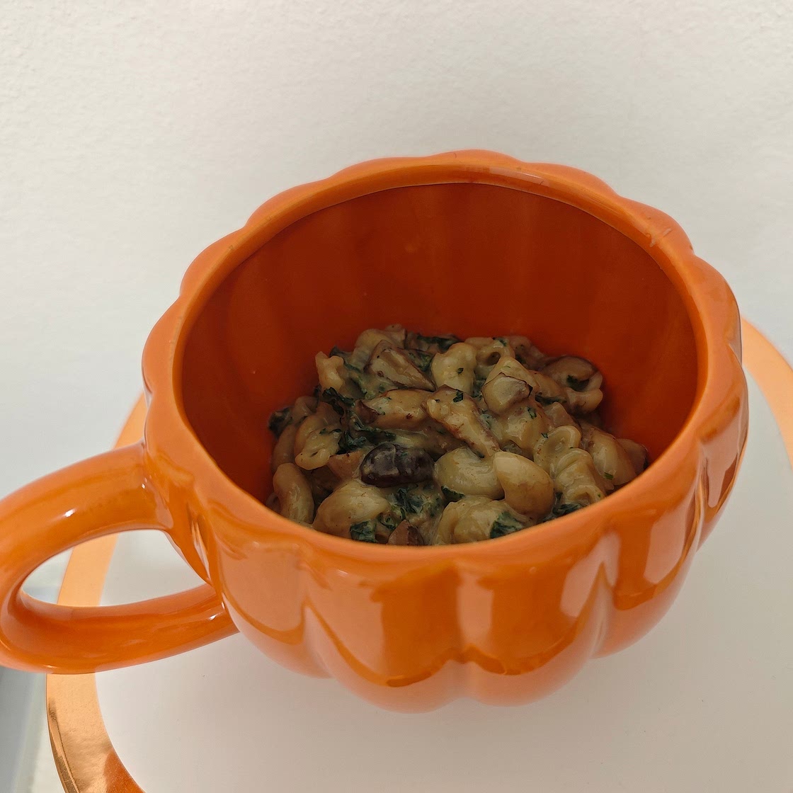 (Gluten free & vegan) ✨Mac n' cream✨ pasta with nettles & wild mushrooms 🌿