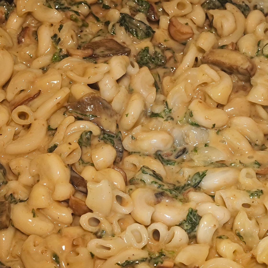 (Gluten free & vegan) ✨Mac n' cream✨ pasta with nettles & wild mushrooms 🌿