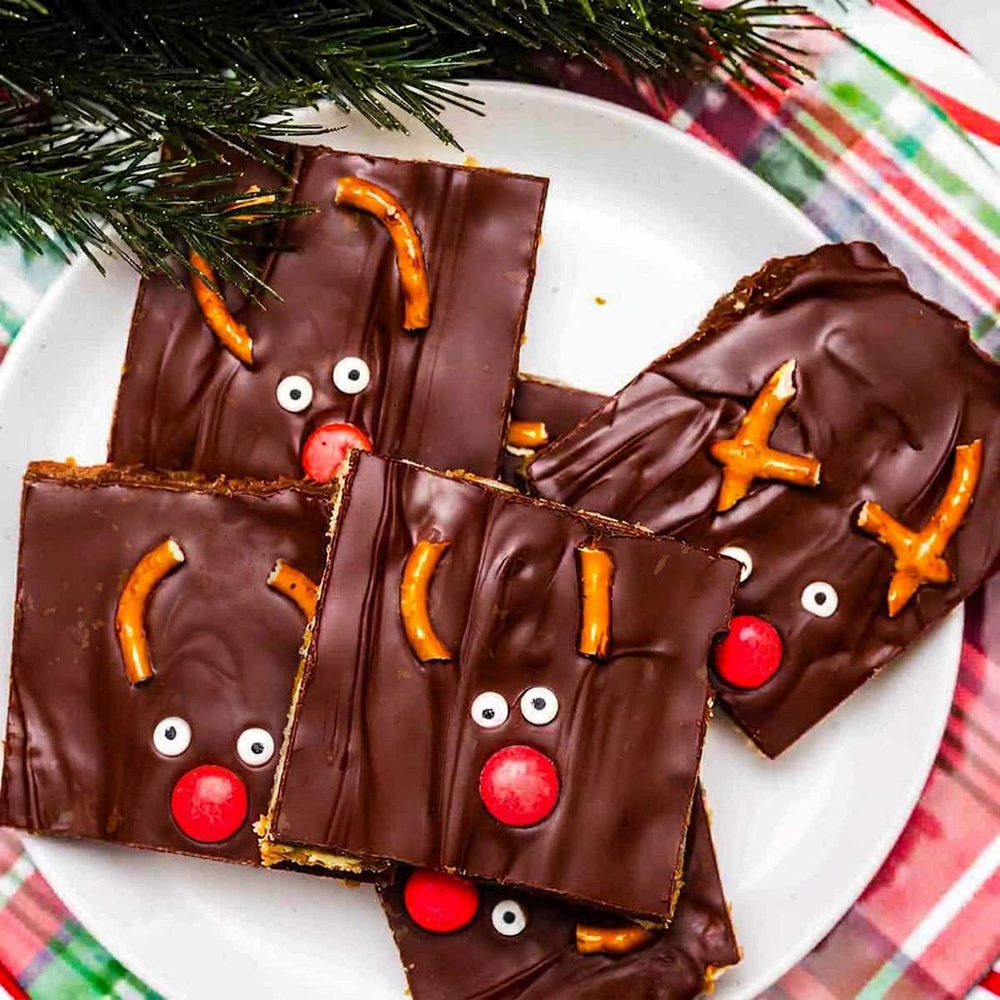 Christmas Reindeer Crack Toffee (Easy Saltine Toffee Recipe for Kids)