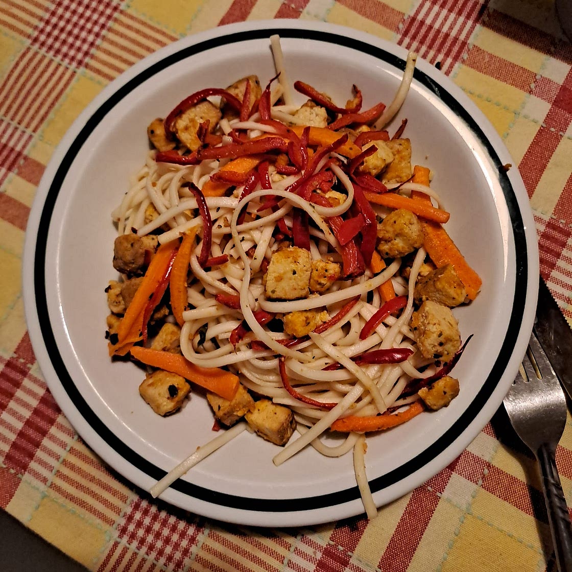 Soba con verdure e tofu affumicato