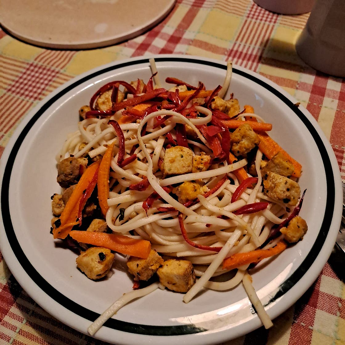 Soba con verdure e tofu affumicato