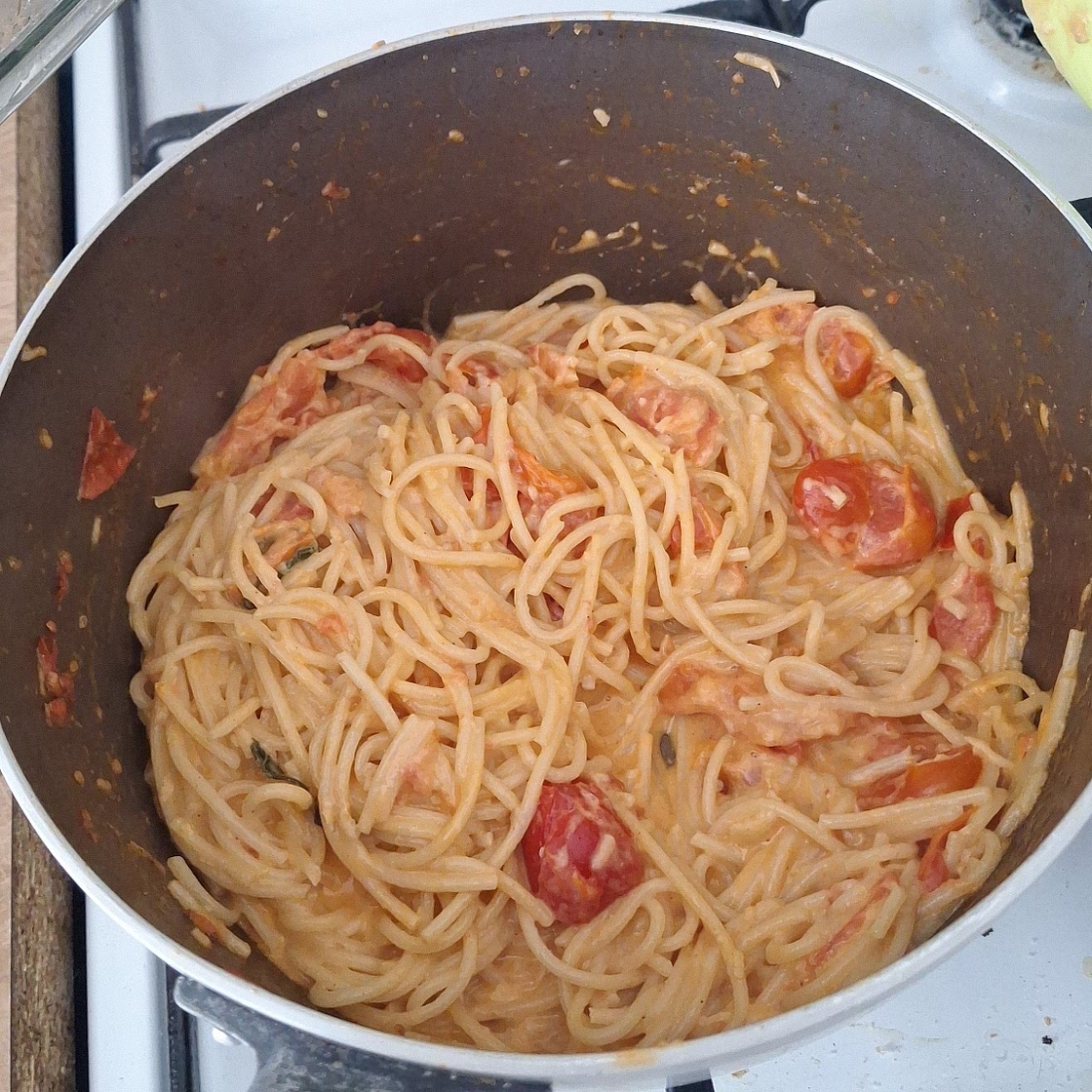 Spicy & Garlicy Cherry Tomato Pasta