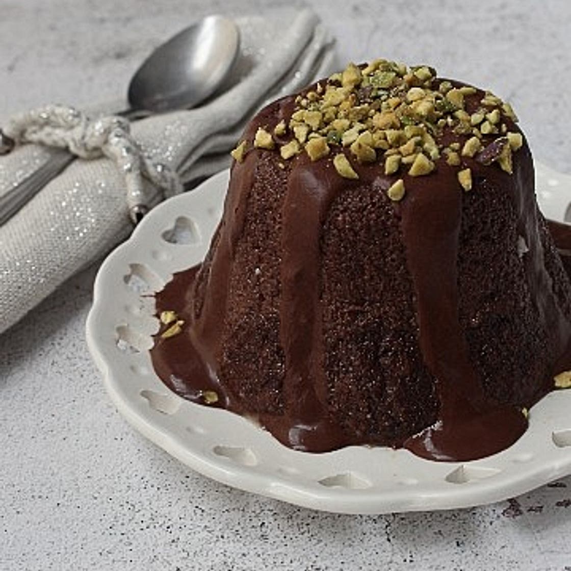 SOFFICE AL CACAO CON CREMA DI PISTACCHI DI BRONTE E COLATURA DI CIOCCOLATO FONDENTE AL 55%