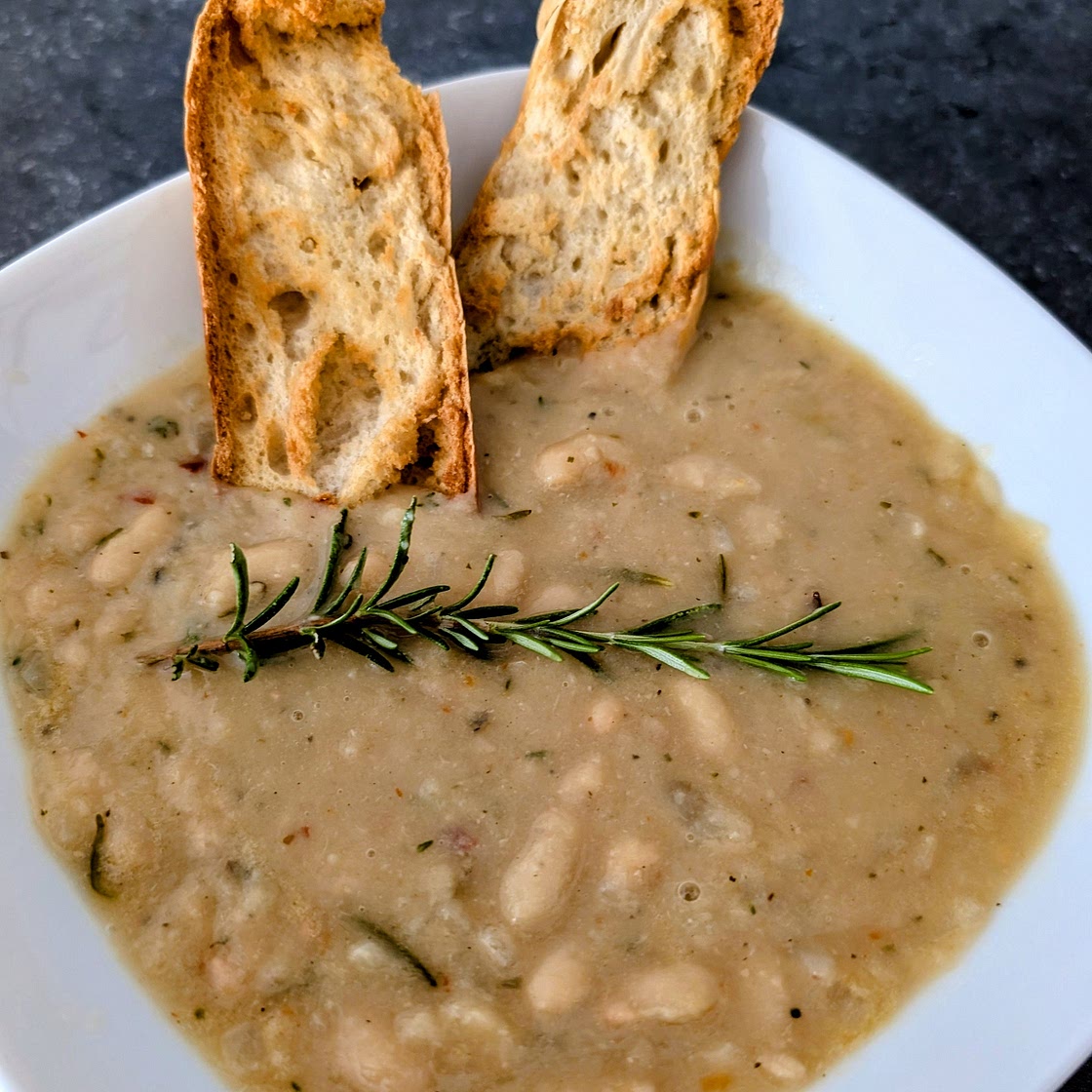 Zuppa di fagioli bianchi al rosmarino (easy cannellini beans and rosemary soup)