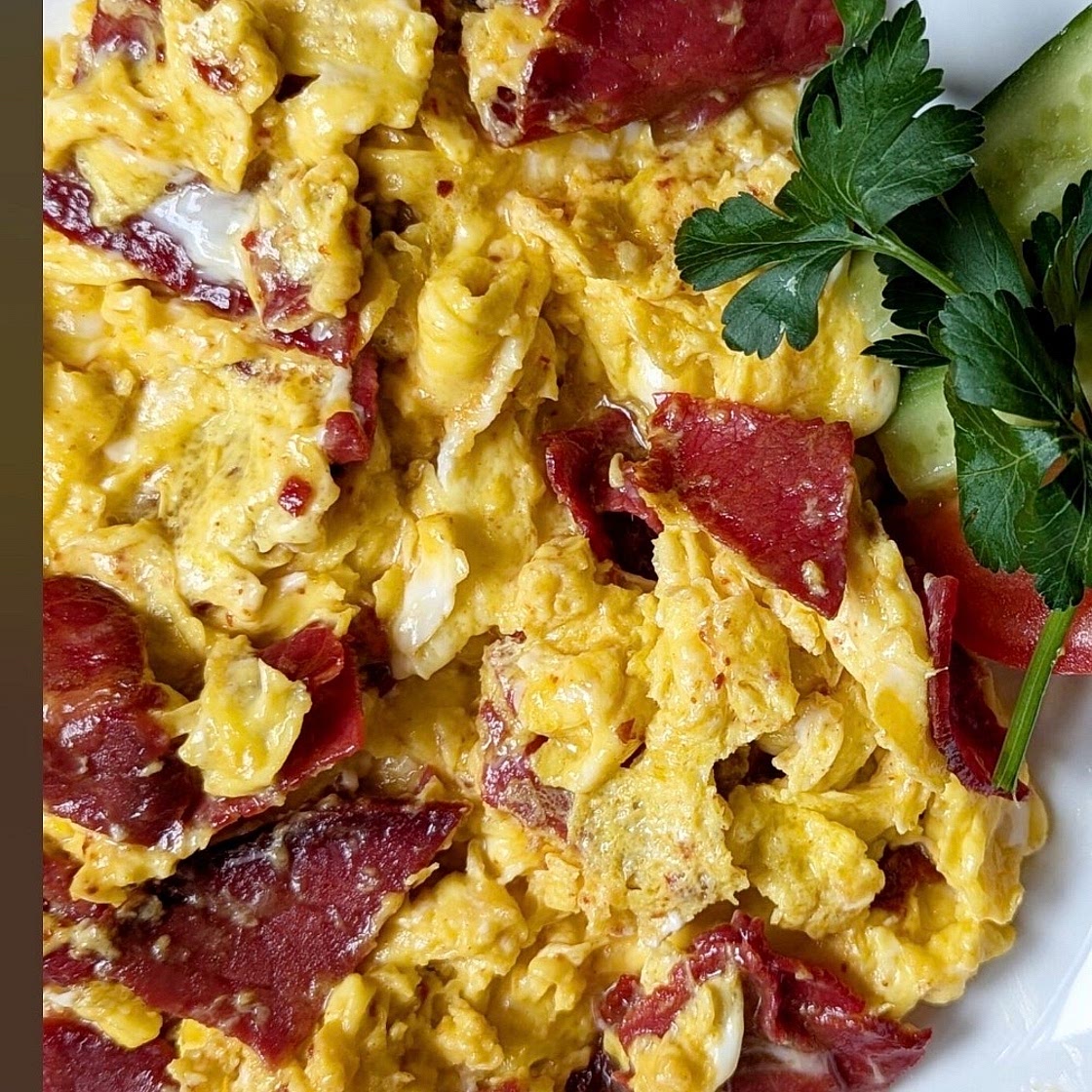 Scrambled eggs with basturma and lavash