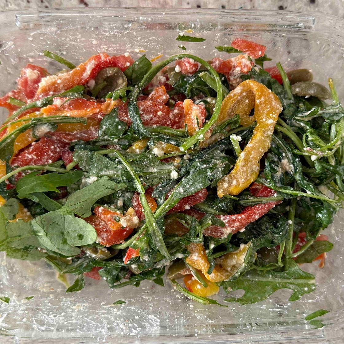 Bowl with baked bell peppers and ruccola